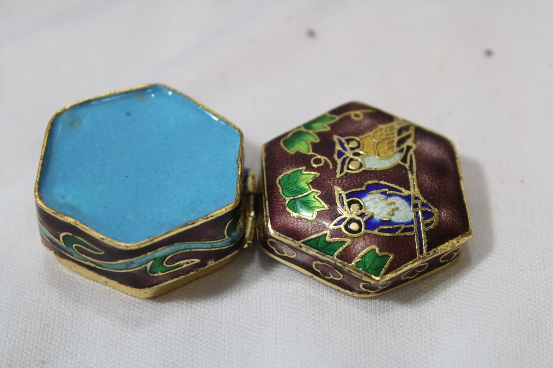 A Chinese Cloisonne Trinket Box - 4