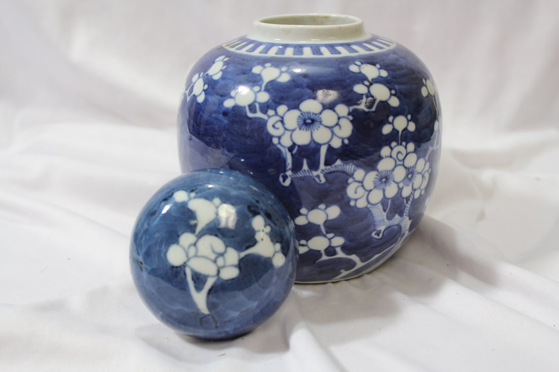 A Vintage Chinse Blue and White Jar - 2