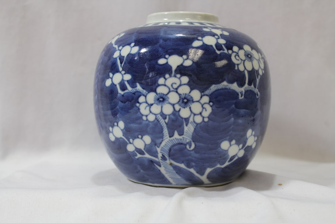 A Vintage Chinse Blue and White Jar - 3