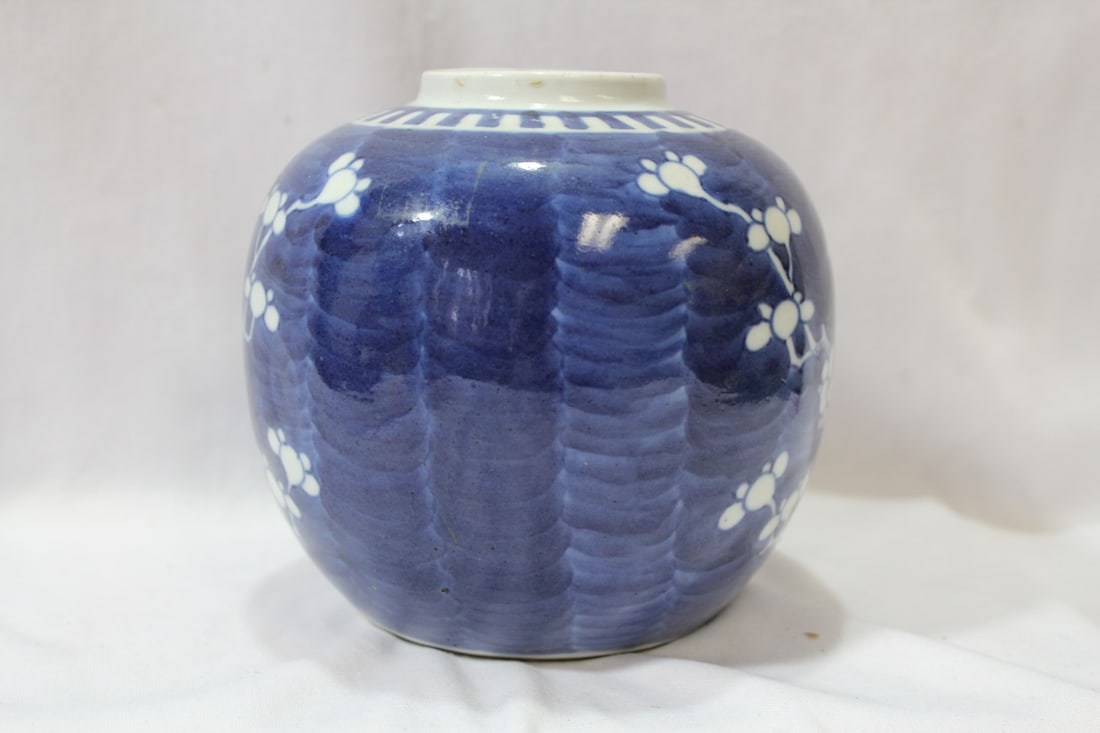 A Vintage Chinse Blue and White Jar - 4