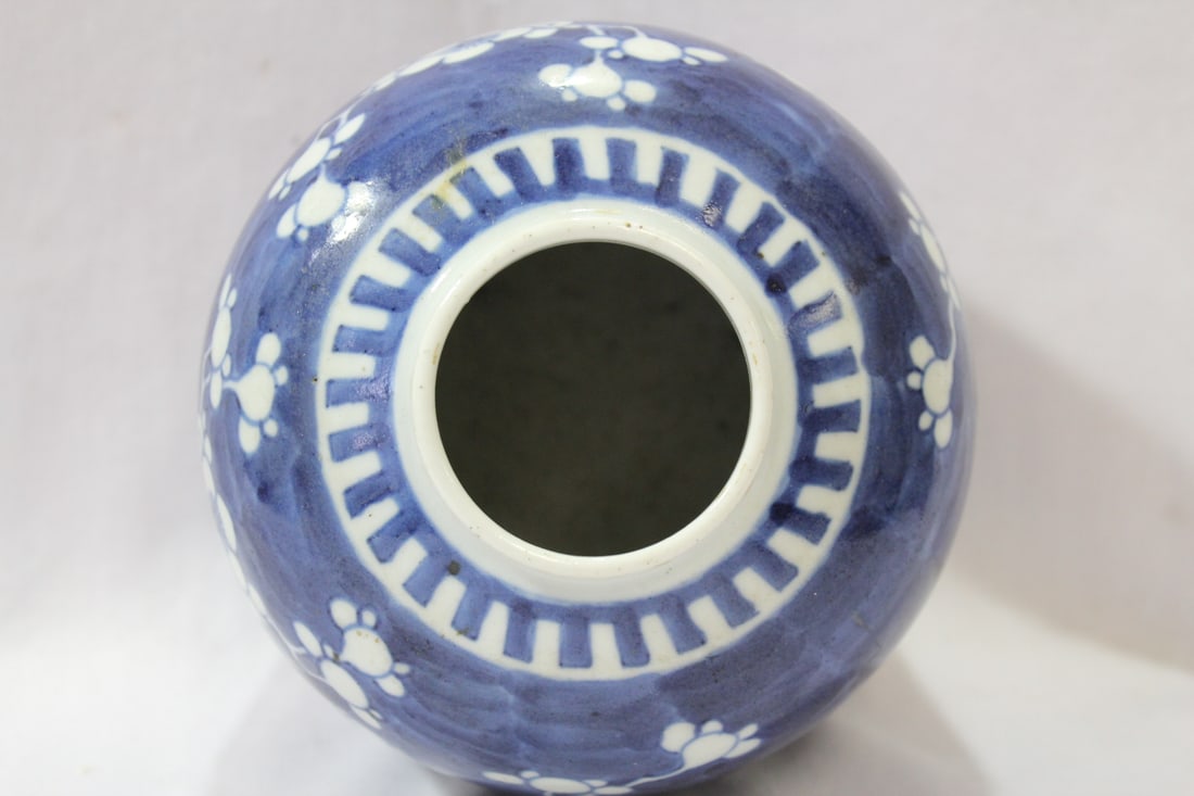 A Vintage Chinse Blue and White Jar - 5