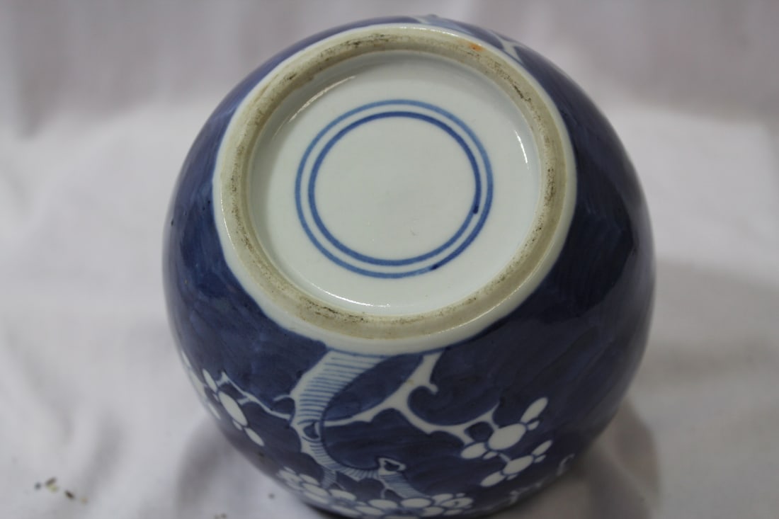 A Vintage Chinse Blue and White Jar - 6
