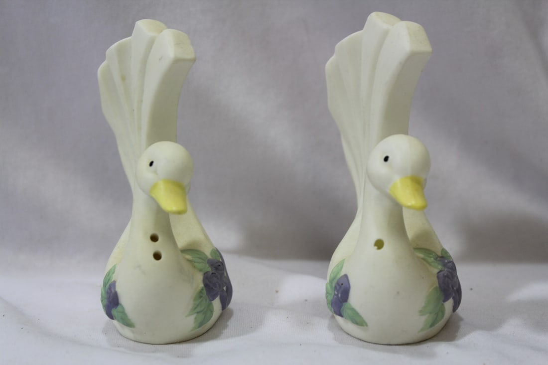 A Pair of Ceramic Swan Salt and Pepper Shakers - 2
