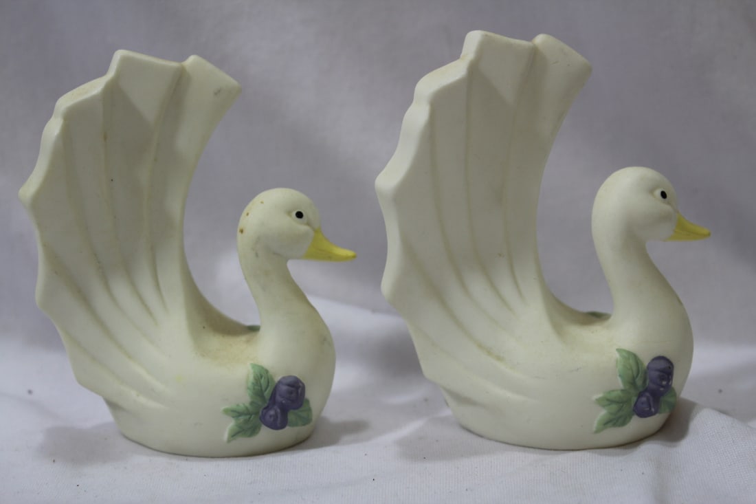 A Pair of Ceramic Swan Salt and Pepper Shakers - 3