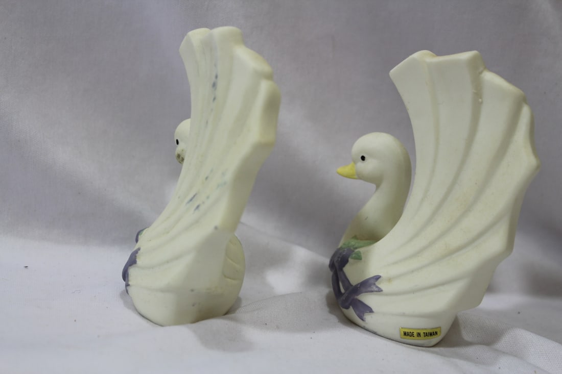 A Pair of Ceramic Swan Salt and Pepper Shakers - 4