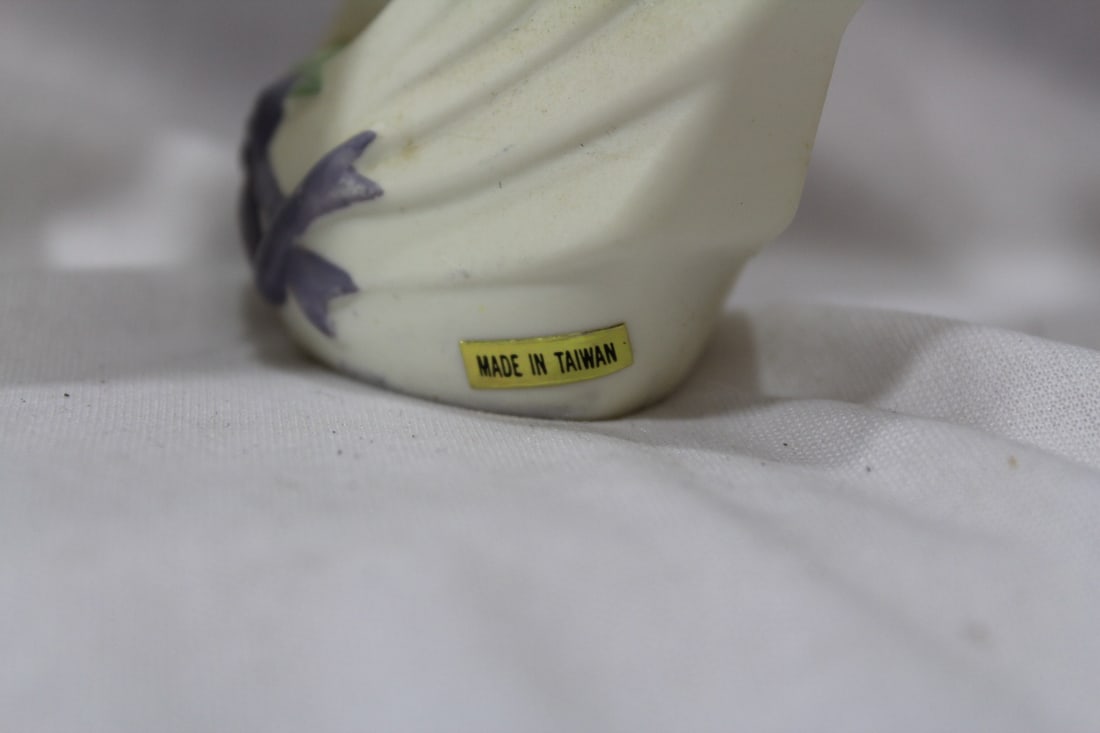 A Pair of Ceramic Swan Salt and Pepper Shakers - 5
