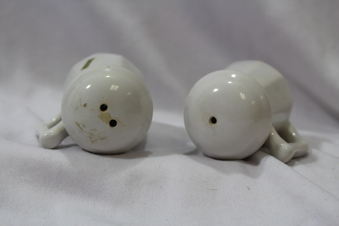 A Pair of Salt and Pepper Shakers - 5
