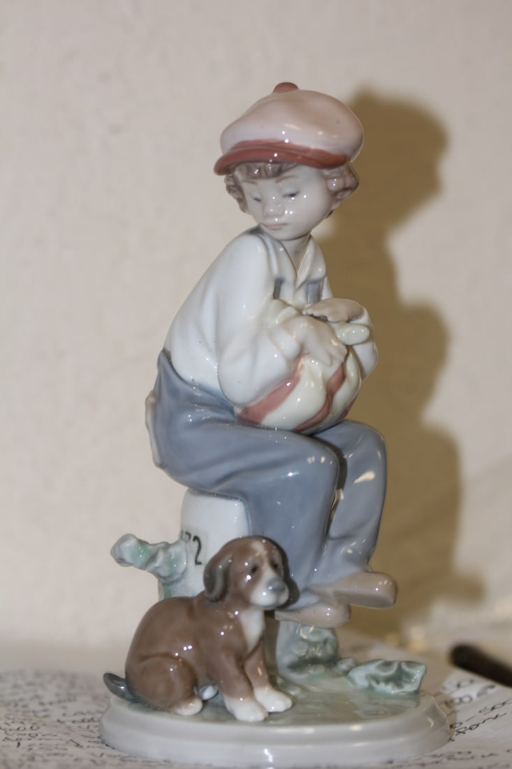 Lladro Figurine: 6 3/4" tall