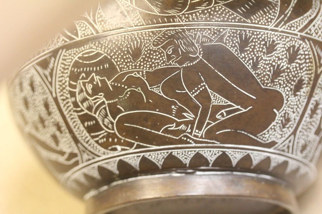 Erotica bronze vase - 5