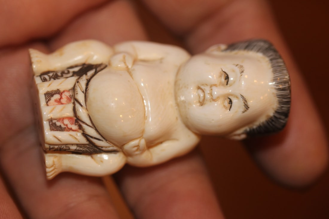 Well Carved B o n e Netsuke (1 of 6)