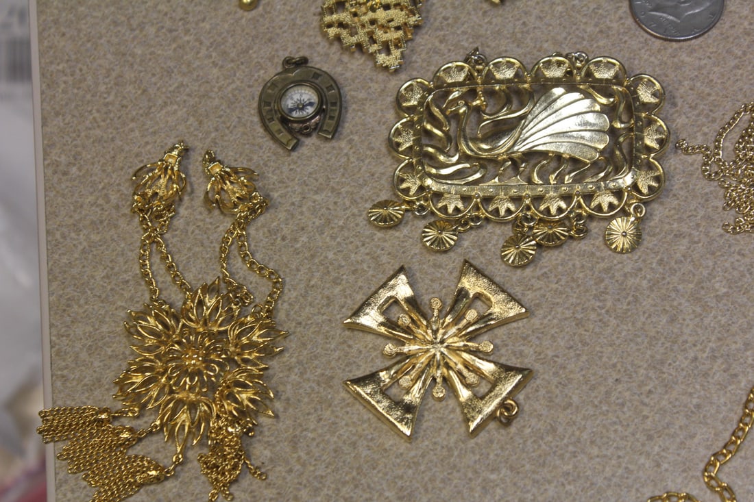 Lot of Golden Jewelry - 5