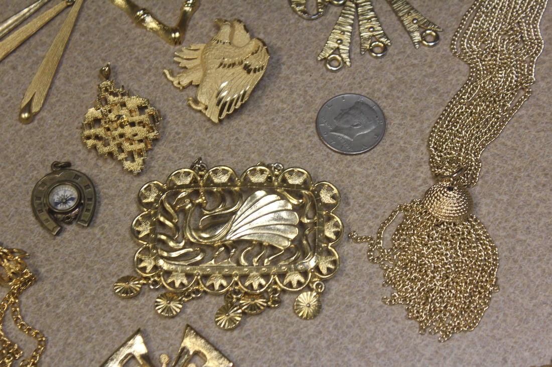 Lot of Golden Jewelry - 6