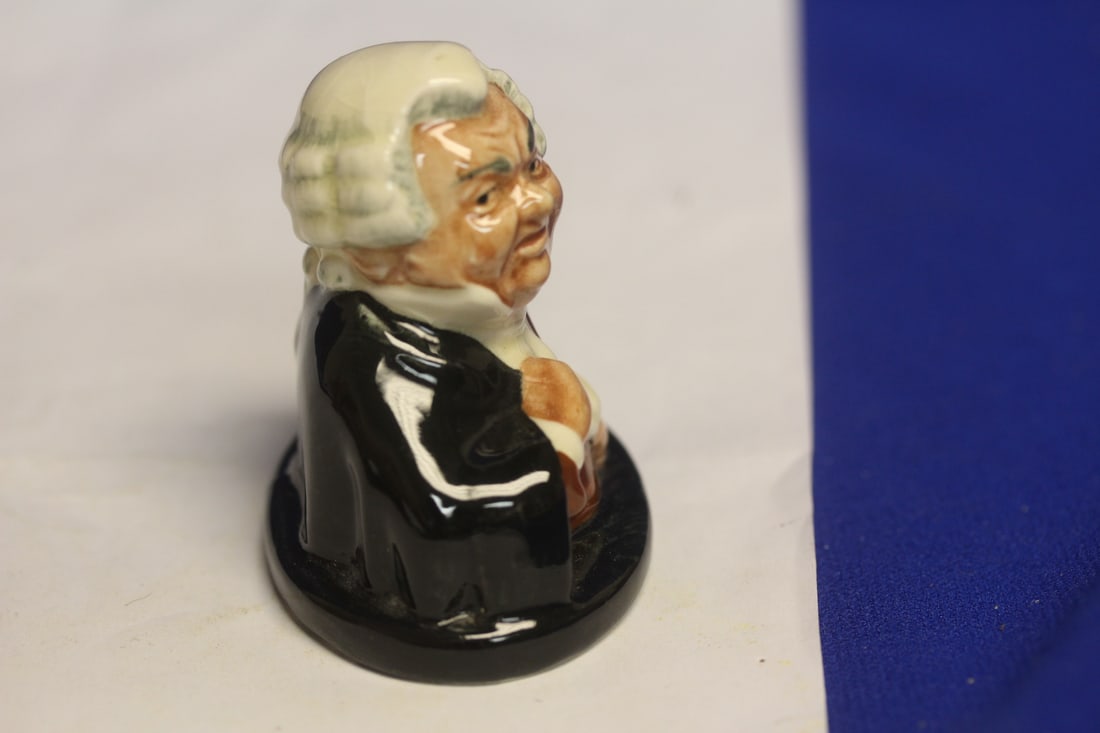 Royal Doulton Figurine:"Buzfuz" - 4