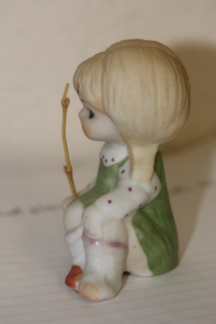 Small Japanese Ceramic Figurine - 4