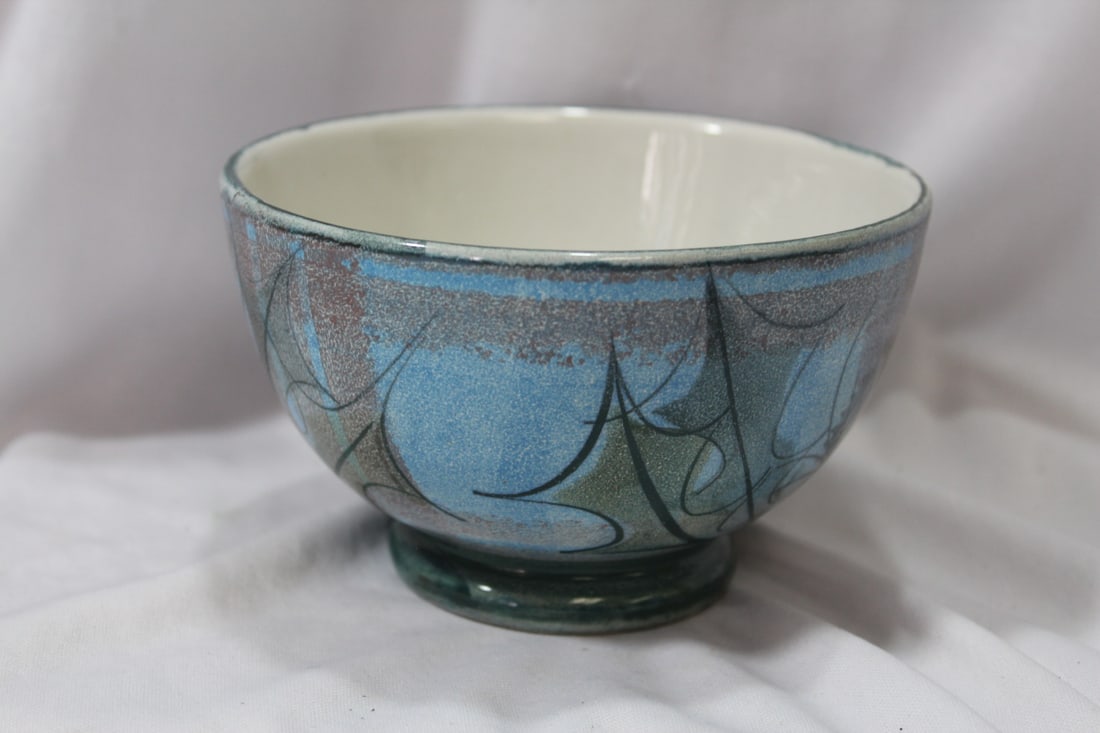 A Decorative Pottery Bowl: 5" in diameter