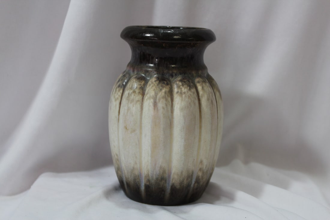 A Scheurich Pottery Vase: 6" tall - ribbed design