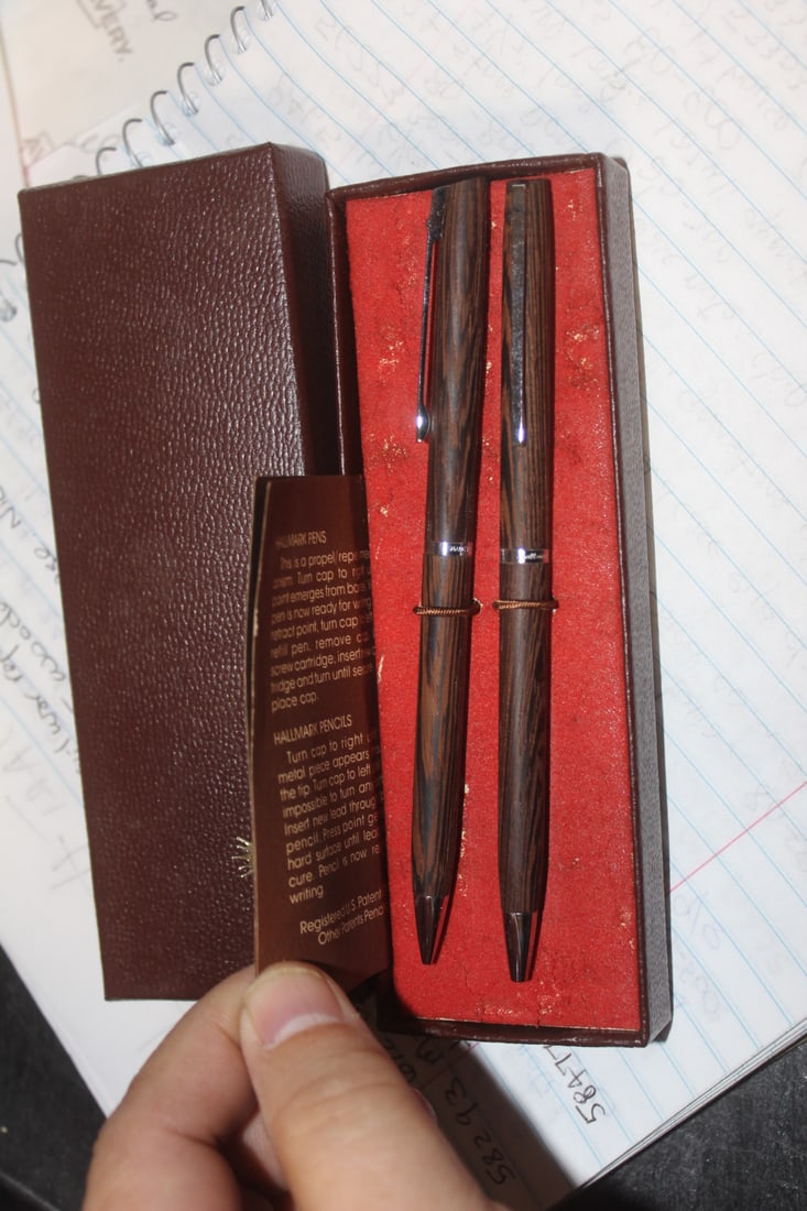 Hallmark Wooden Pen and Pencil Set: not tested to see if works or not