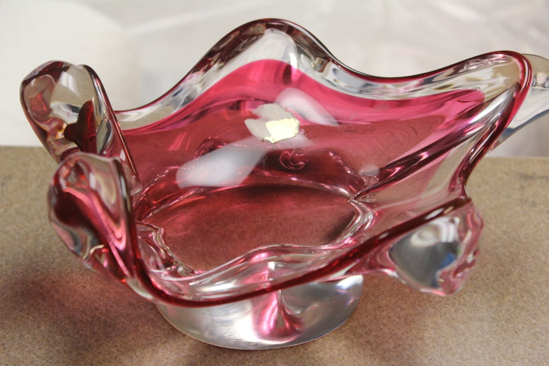 Art Glass Bowl: 9 1/8" in diameter