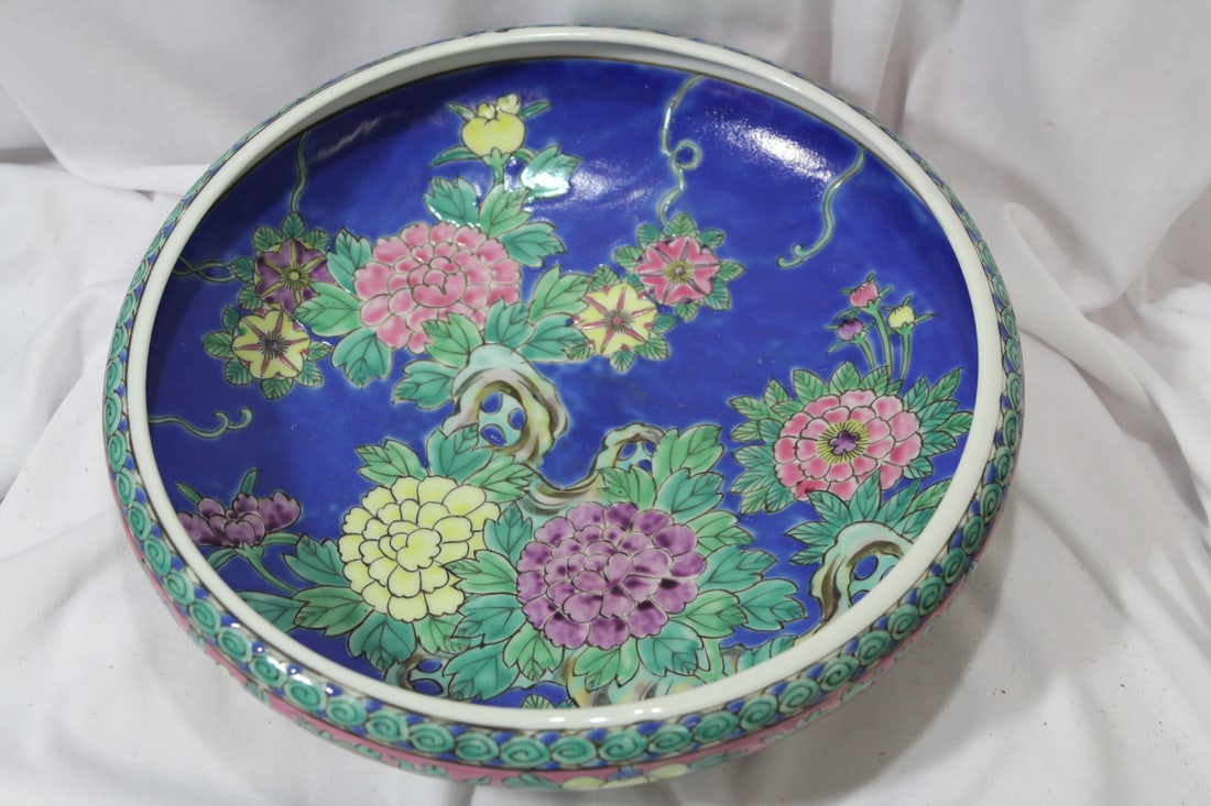 A Japanese Nippon Famille Rose Basin: 9 5/8" in diameter