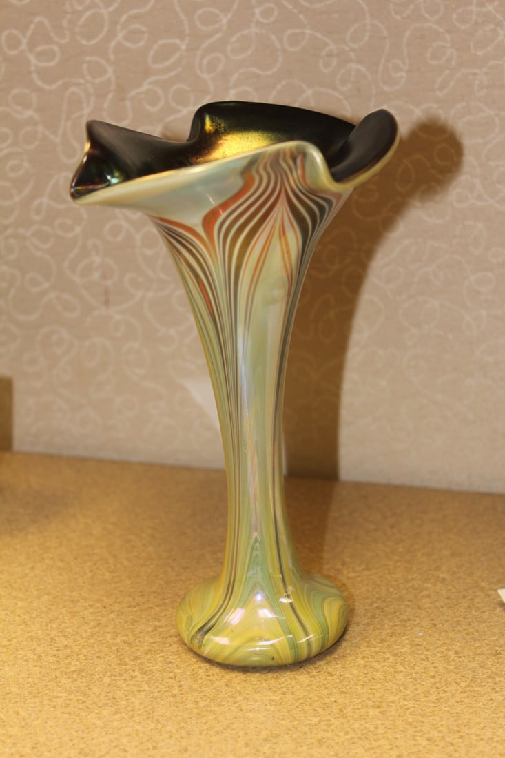 Signed Iridescent Artglass Vase: 7 3/4" tall
