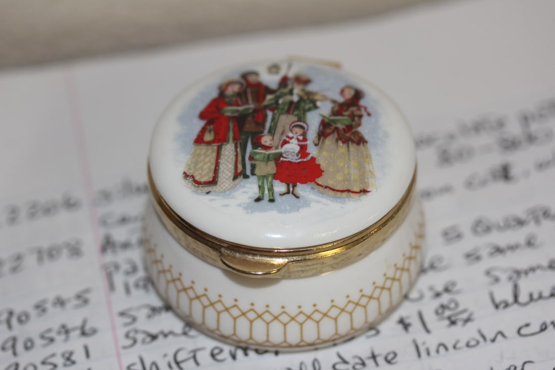 Ashford Christmas Theme Trinket Box: porcelain trinket box - 2 1/2" in diameter