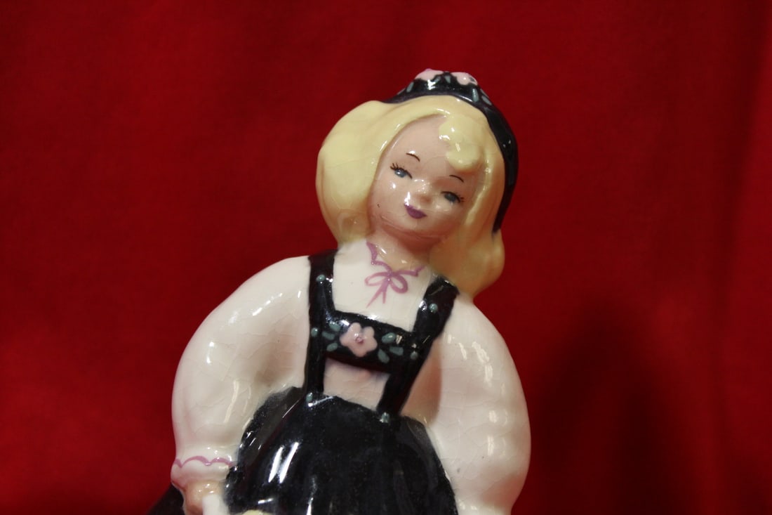 S-Quire Ceramics Vintage Figurine - 3