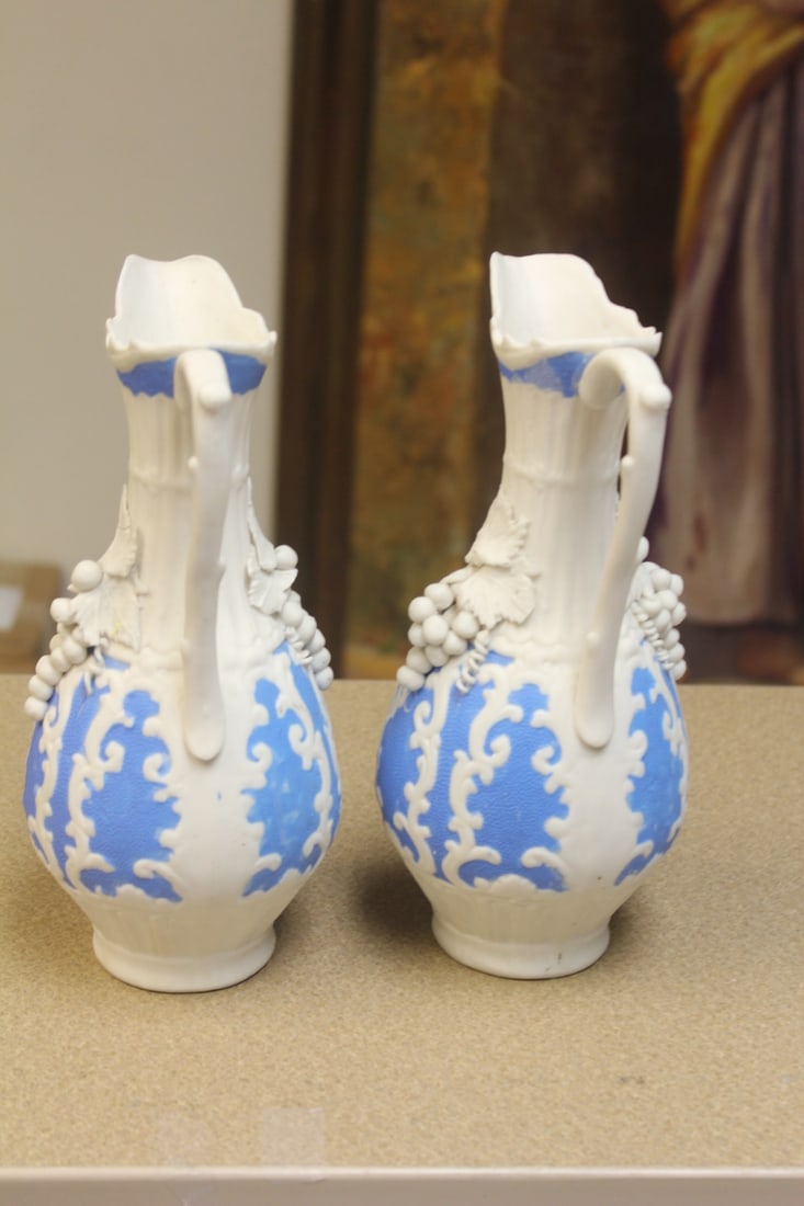 Pair of Bisque Vine Motief Ewers - 2