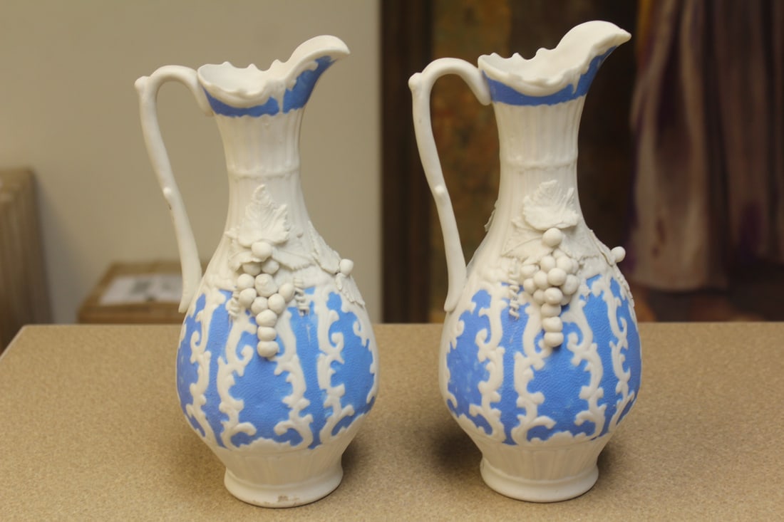 Pair of Bisque Vine Motief Ewers - 3