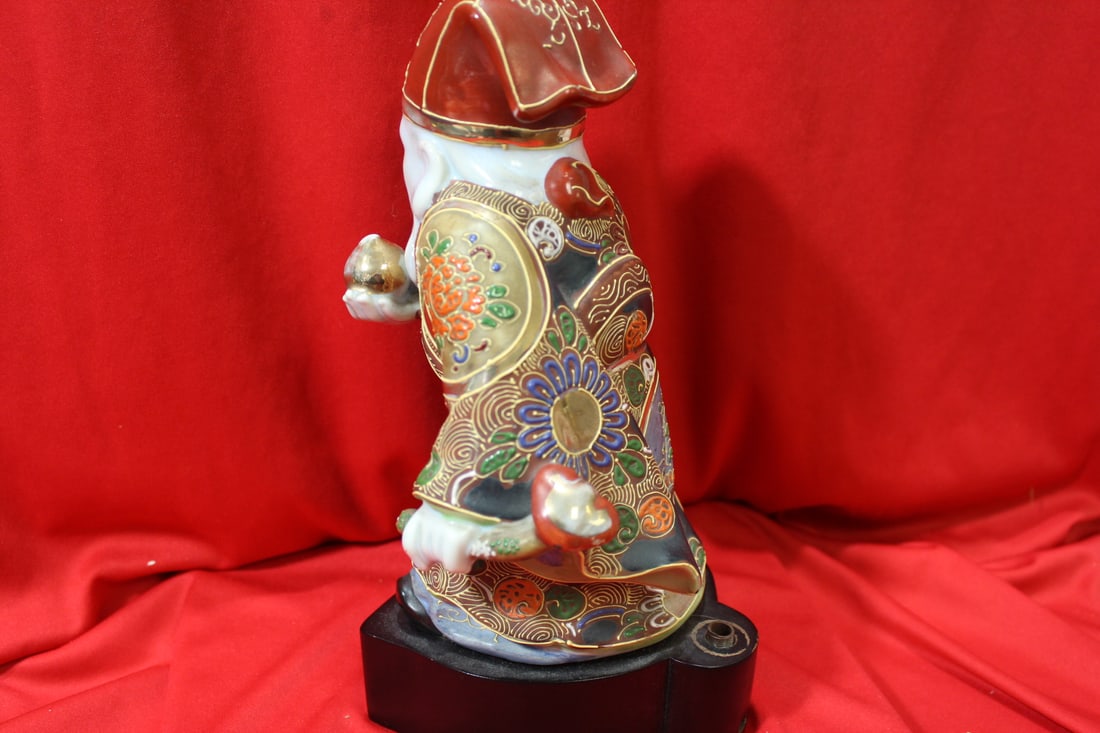 A Japanese Kutani Figurine - 4