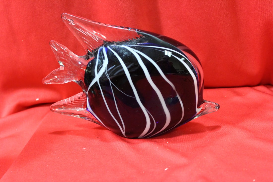 An Artglass Fish: 6 3/4" long