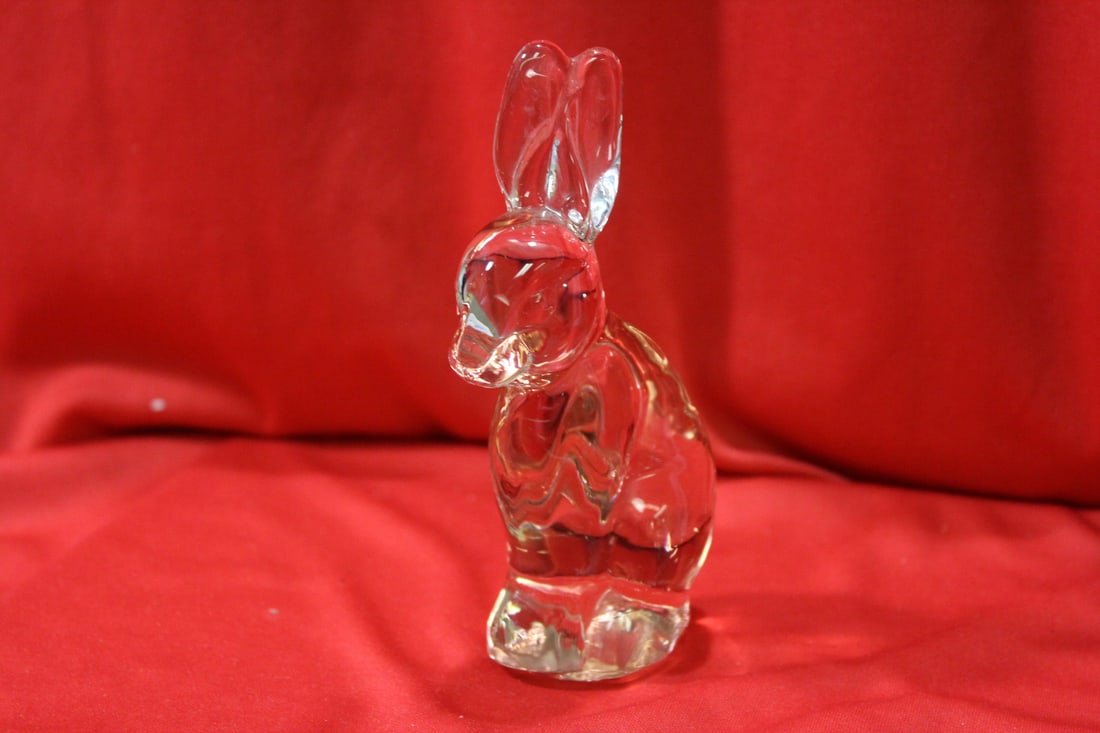 An Artglass Rabbit: 5 1/2" tall