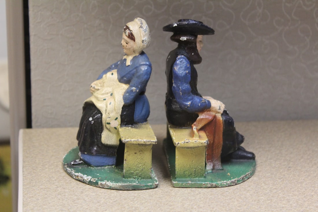 Pair of Vintage Cast Iron Amish Figurines - 4