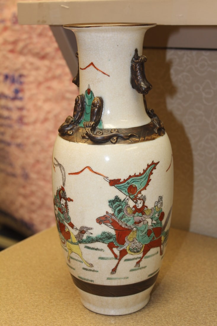 Signed Chinese Chilung Vase: 12" tall