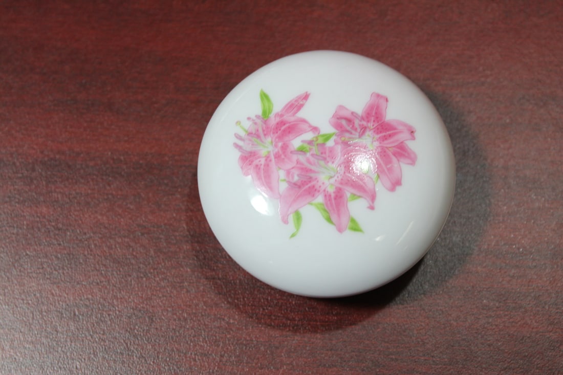 An Antique/Vintage Chinese Trinket Box: 2 3/4" in diameter
