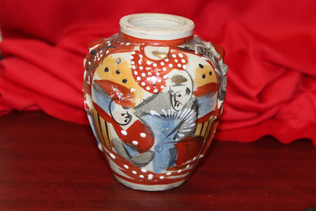 A Vintage Japanese Ceramic Vase: 4" tall