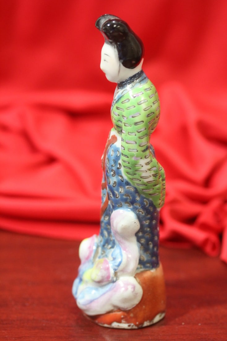 An Antique Chinese Porcelain Figurine - 2
