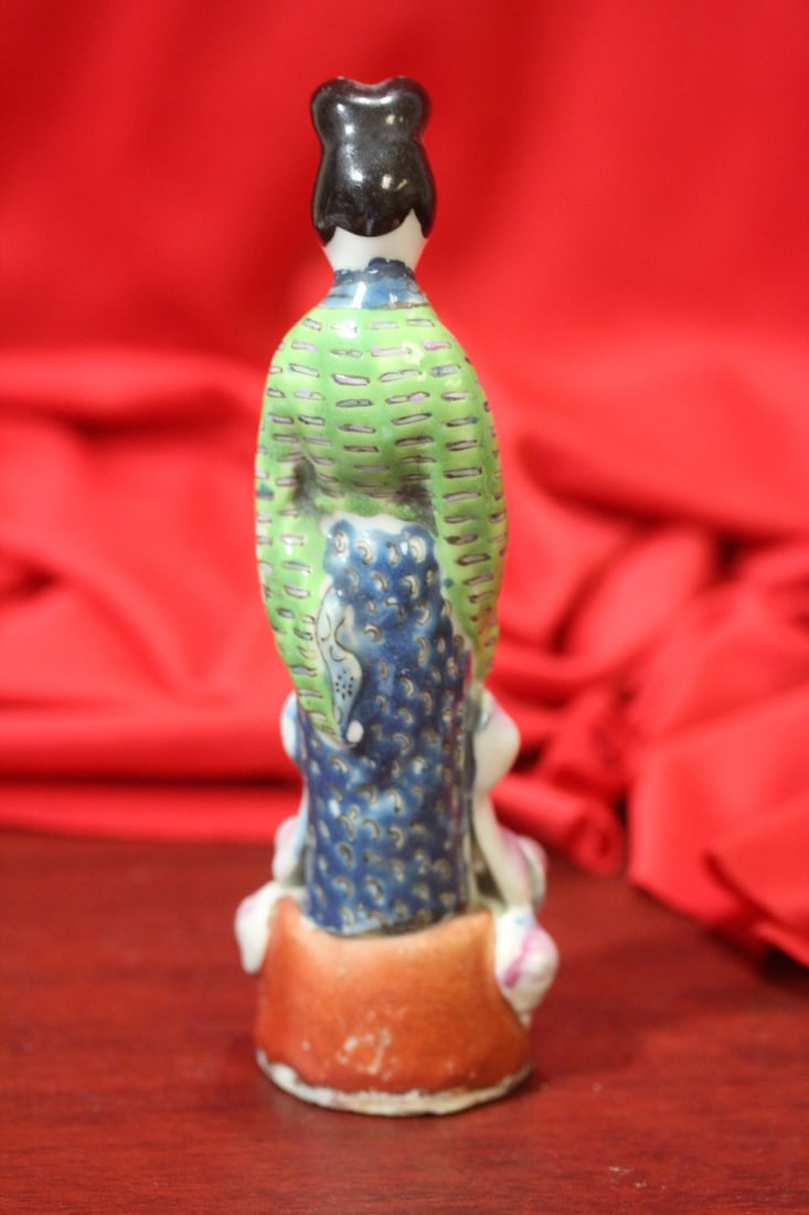 An Antique Chinese Porcelain Figurine - 3