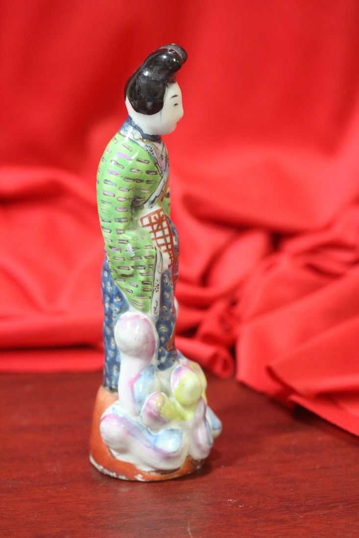 An Antique Chinese Porcelain Figurine - 4