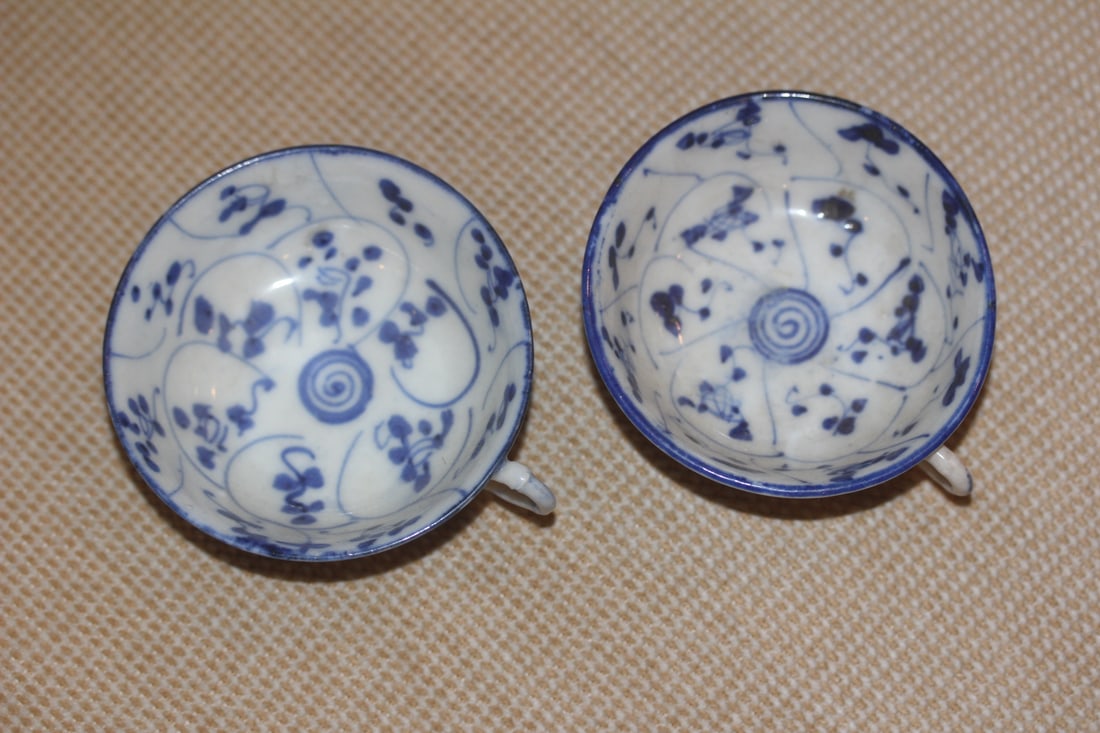 Lot of 2 Chinese or JapaneseExport Cups: blue and white - 19th century - 3 inches in diameter