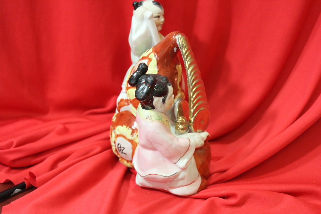 A Chinse Boy and Girl Figurine - 4