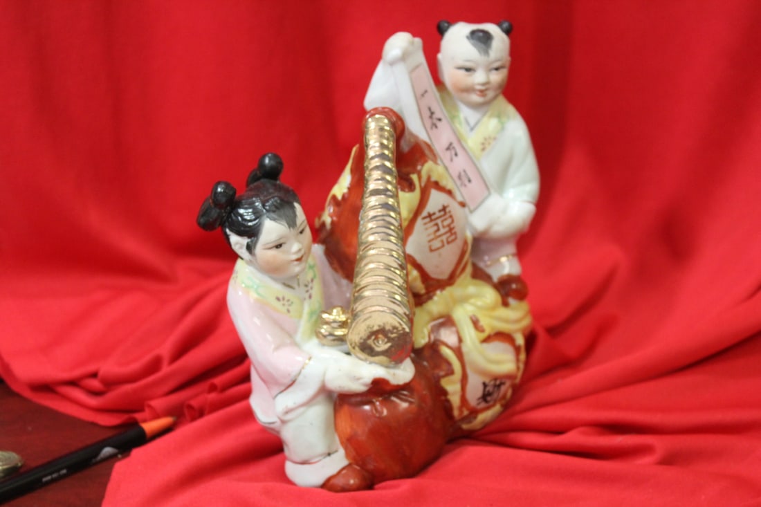 A Chinse Boy and Girl Figurine - 5