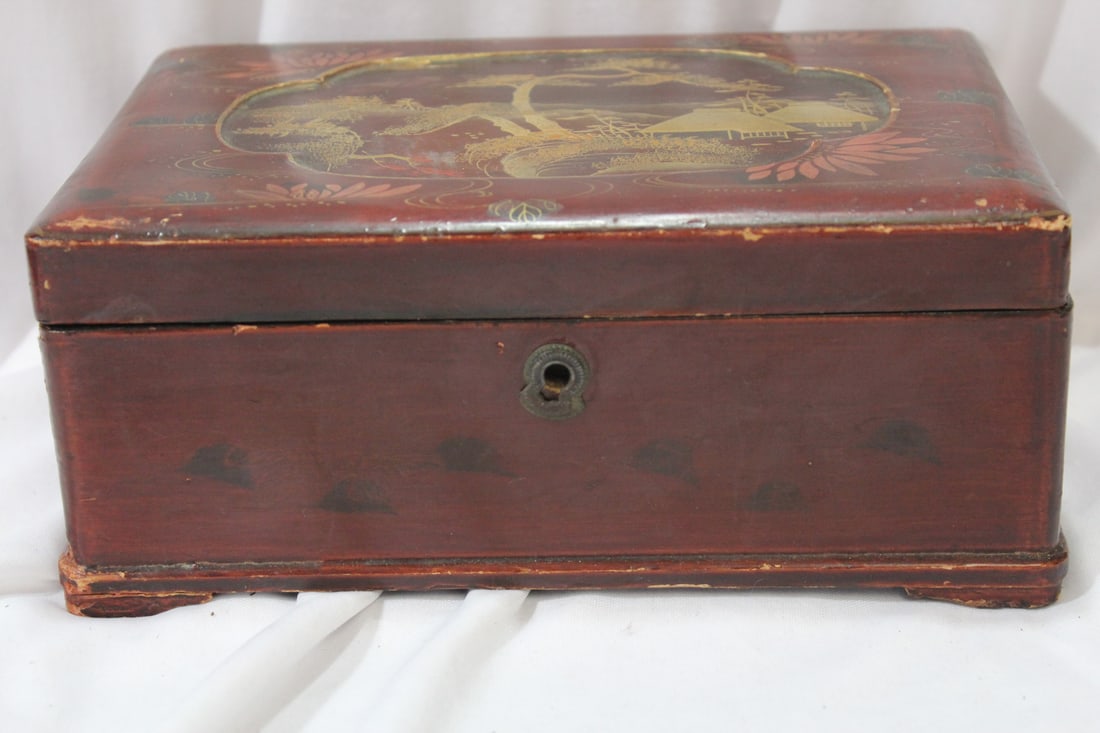 A Vintage Japanese Lacquer Box: 9" x 6" x 3 5/8"