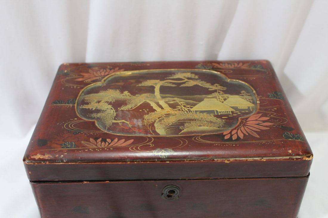 A Vintage Japanese Lacquer Box - 2