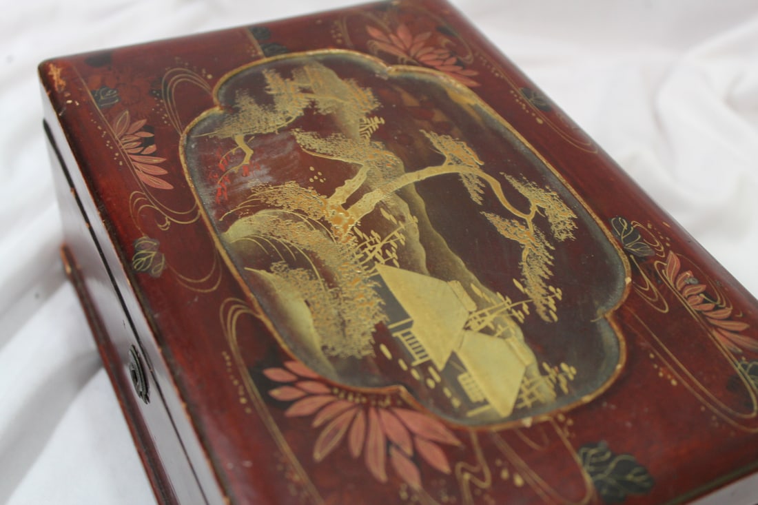 A Vintage Japanese Lacquer Box - 9