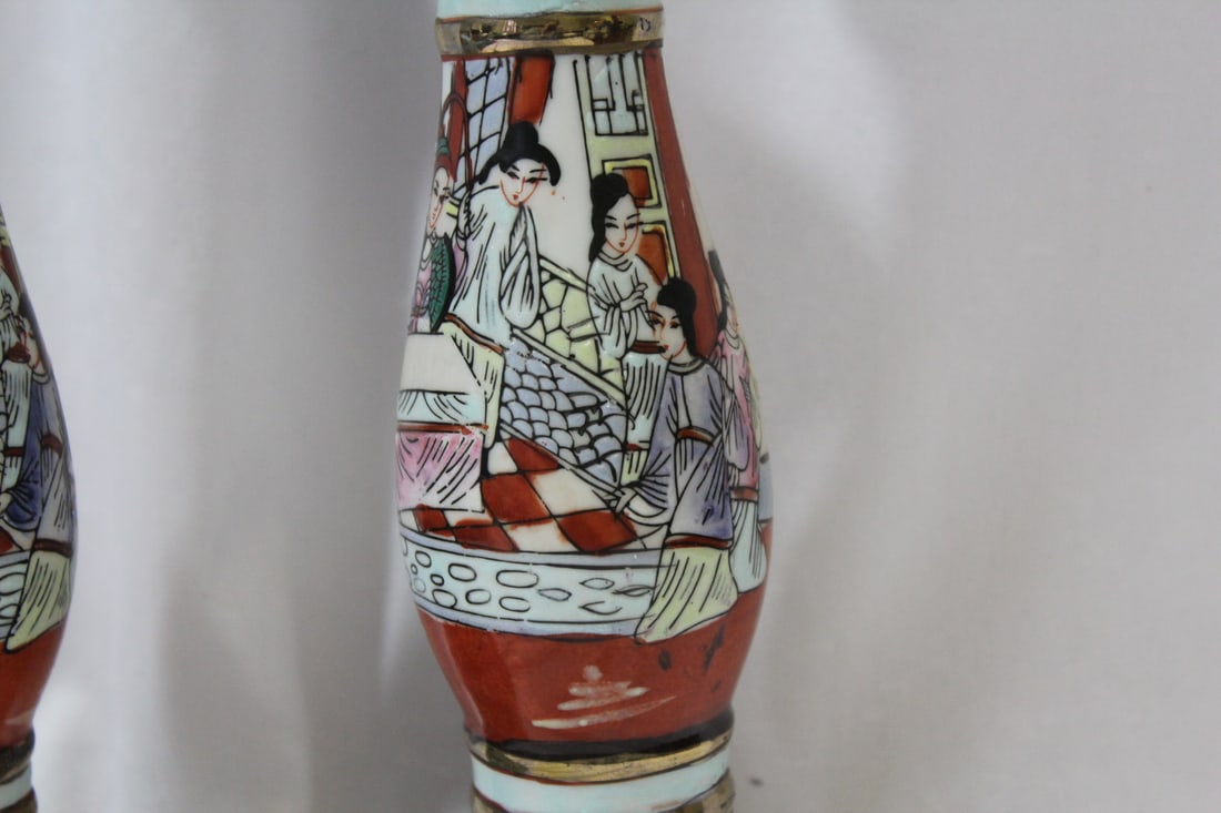 A Pair of Chinese Rose Medallion Candle Sticks - 2