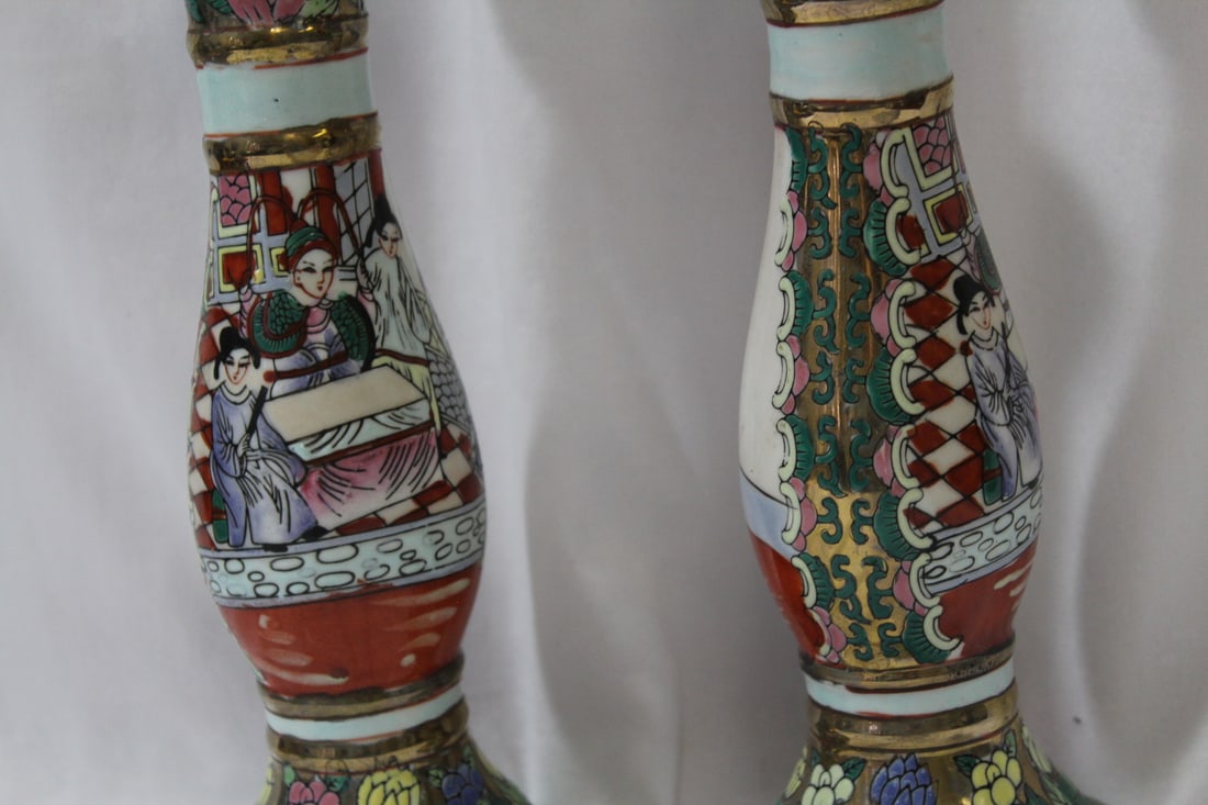A Pair of Chinese Rose Medallion Candle Sticks - 3