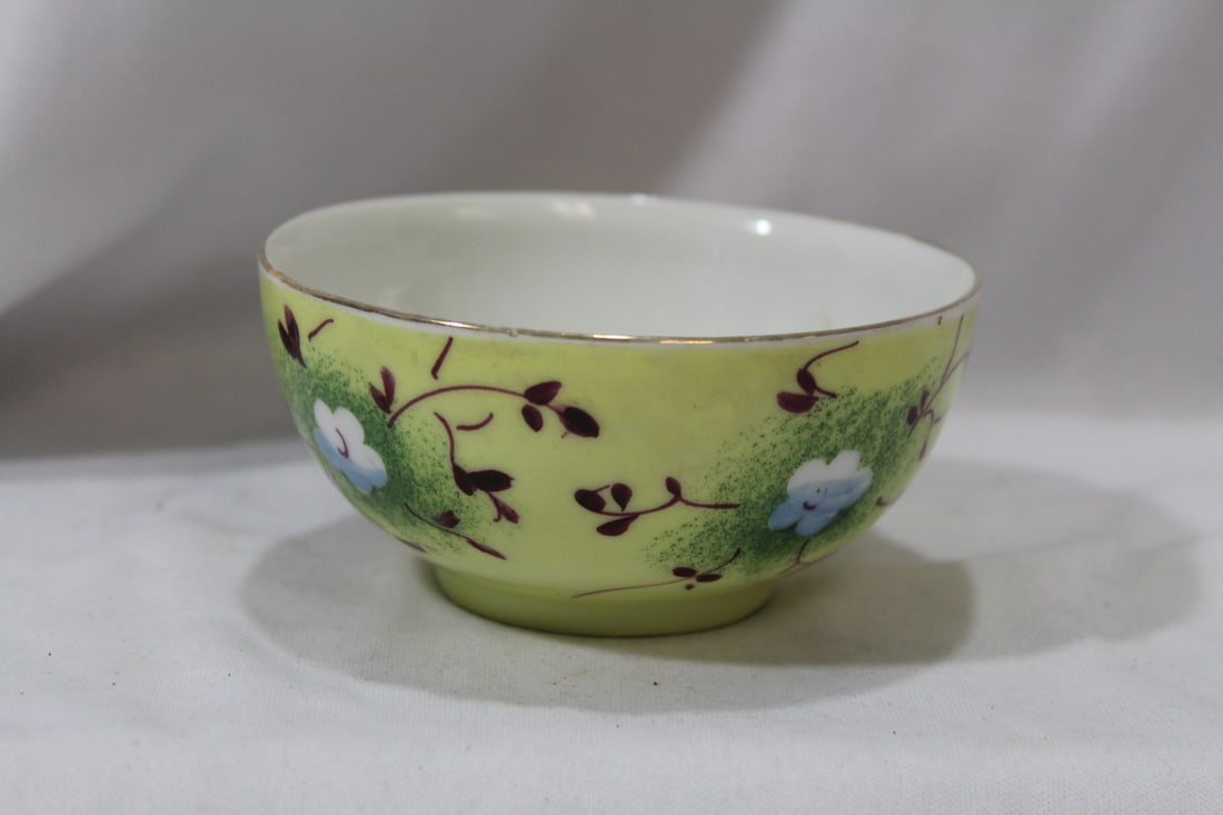 A Chinese /Japanese Bowl: 4" in diameter