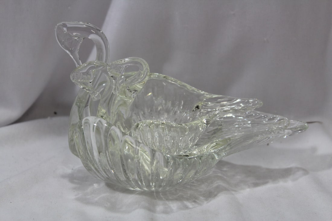 Set of 3 Glass Swan Bowls: largest= 6" across
