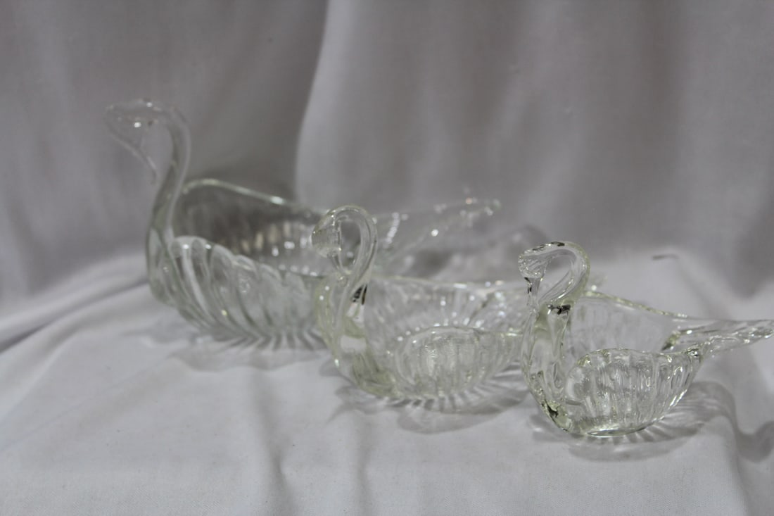 Set of 3 Glass Swan Bowls - 2
