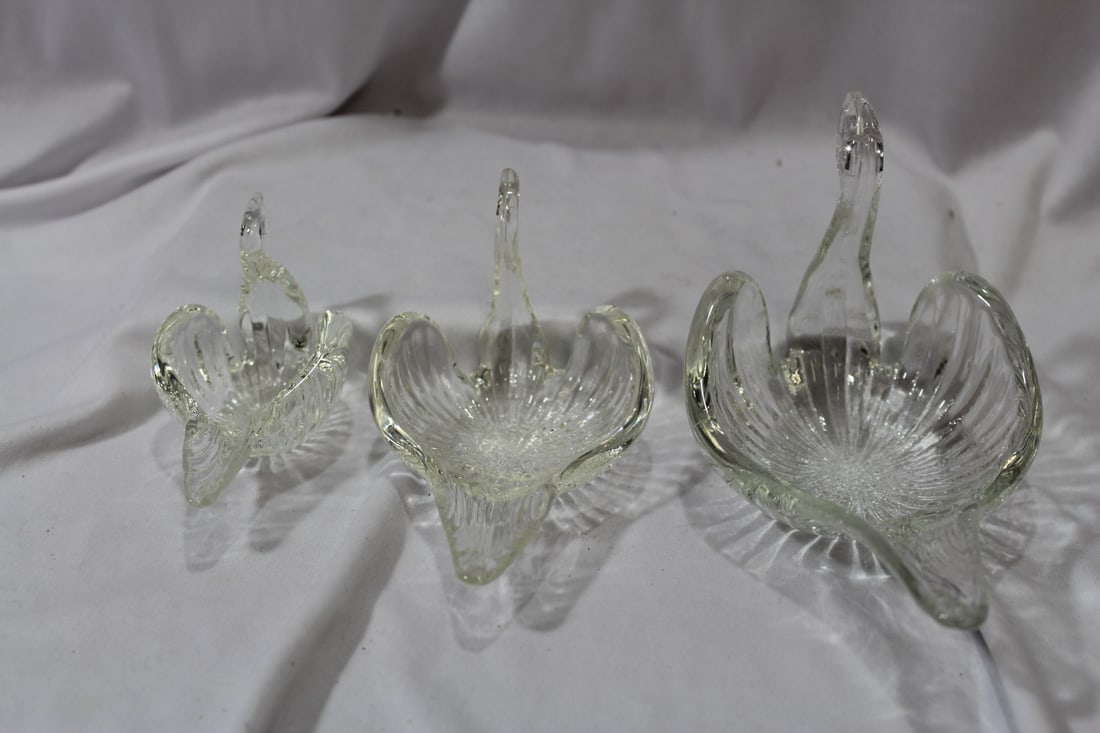Set of 3 Glass Swan Bowls - 6